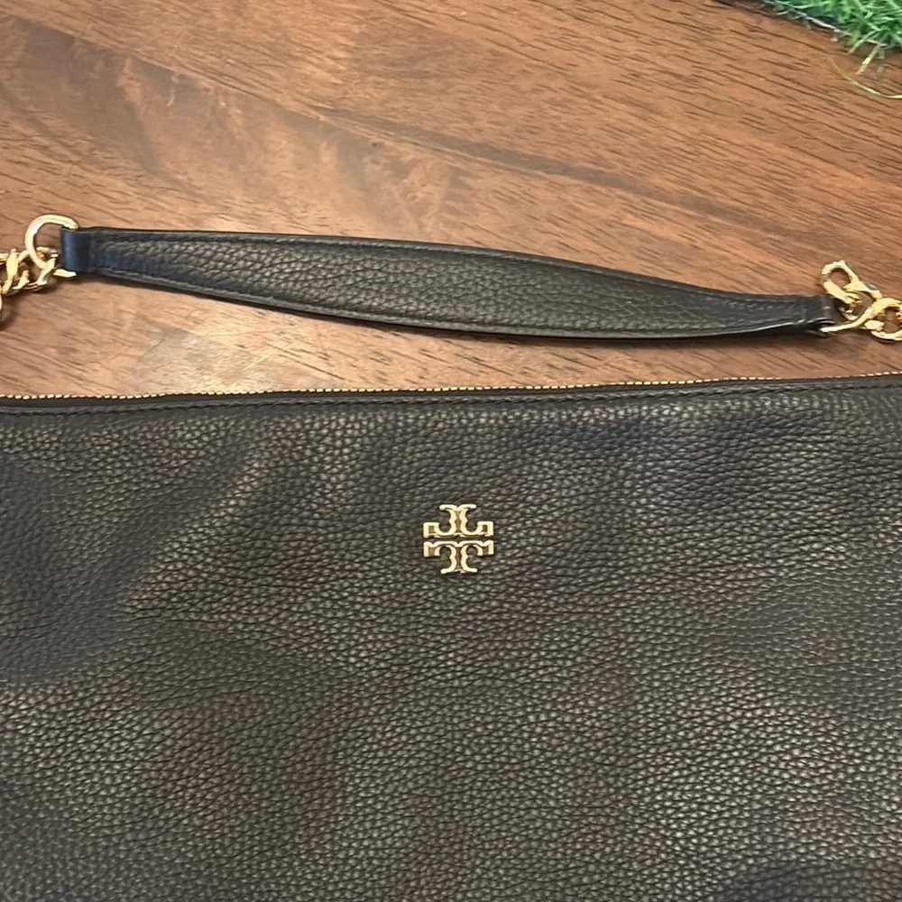 Black Leather Carter hobo Bag with Gold Chain by [Tory Burch]